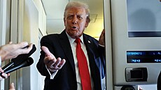 Donald Trump mluví s novinái ped cestou do Velké Británie. (16. záí 2025)