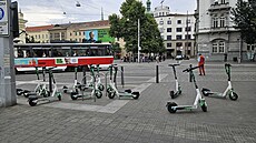 Sdílené elektrokolobky Lime, zaparkované v centru Brna. Odtud jim i kvli...