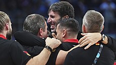 Nmecký trenér Álex Mumbrú slaví výhru na EuroBasketu 2025.