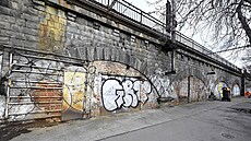 �elezni�ní most spojuje vltavské b�ehy v Praze, konkrétn� oblasti Výto� (d�íve...