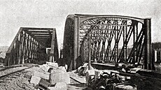 Vým�na �elezni�ního mostu pod Vy�ehradem v roce 1901.