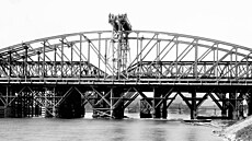 Vým�na �elezni�ního mostu pod Vy�ehradem v roce 1901.