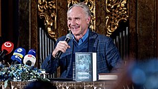 Na tiskové konferenci vystoupil americký spisovatel Dan Brown, který p�edstavil...