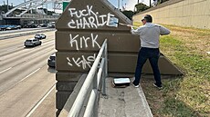 Atentátem to nekoní. Republikánský senátor Ted  Cruz pemalovává urálivý...