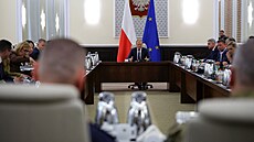 Premiér Donald Tusk p�edsedá mimo�ádnému zasedání vlády ve Var�av�. (10. zá�í...