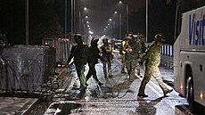 Poltí pohraniníci instalují separaní plot na varavském most na...