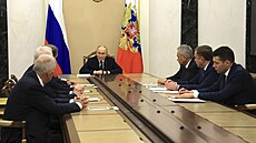 Ruský prezident Vladimir Putin (vlevo) p�edsedá sch�zi o rozvoji vojenského...