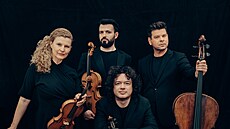 Soubor Pavel Haas Quartet tvo�í (zleva) houslistka Veronika Jar��ková, violista...
