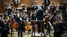 Houslista Renaud Capucon, dirigent Manfred Honeck a �lenové Gustav Mahler...