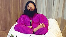 �óko Asahara. Do australské pustiny se vydal i slepý v�dce sekty, i kdy� pod...