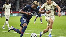 Ibrahim Mbaye z PSG (vlevo) proniká do vápna soupe�e.