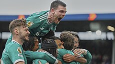 Hrá�i Liverpoolu se radují z gólu proti Burnley.