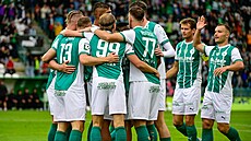 Hrái Bohemians se radují z gólu do branky Slovácka.