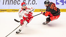 Tomá� Kundrátek z T�ince (vlevo) ují�dí p�ed olomouckým Kuskem.