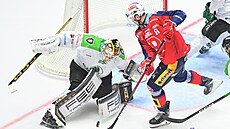 Pardubický obránce ereák se pokouí pekonat mladoboleslavského gólmana...