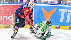 Filip Pavlík (dole) na zemi po souboji s pardubickým hrá�em.