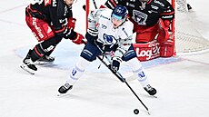 Plzeský Petman (v bílém) krátce ped tím, ne vstelil gól Hradci.