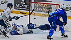 Tomá Zohorna (vpravo) vstelil Vítkovicím první gól v dresu brnnské Komety.