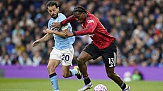 Dorgu z Manchesteru United (vpravo) strá�í mí� p�ed Silvou.
