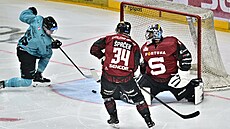 Karlovarský Nick Jones zakon�uje do odkryté spar�anské klece.