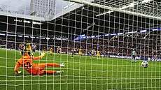 Mat�j Ková� nevychytal penaltu Promise Davida v zápase Ligy mistr�.