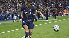 Kapitán PSG Hakimi centruje v zápase proti Lens.