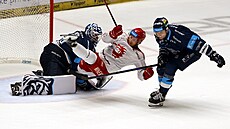 Tinecký útoník Oscar Flynn padá ve snaze probít se pes libereckého obránce...