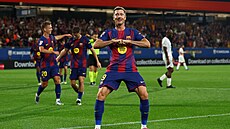 Robert Lewandowski slaví gól do sít Valencie.