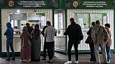 Lidé na blorusko-polské hranici poté, co polský premiér Donald Tusk oznámil...