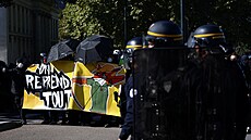 Desítky a stovky tisíc lidí po celé Francii vyly do ulic protestovat proti...