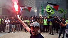 Desítky a stovky tisíc lidí po celé Francii vyly do ulic protestovat proti...