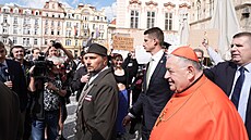 Kardinál Dominik Duka po m�i za Charlieho Kirka. Protestující na n�j k�i�eli...