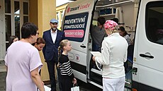 Dentobus vyrazil za dtmi. Podívá se jim na zoubky