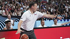 Slovinský trenér Aleksander Sekuli� reaguje na d�ní na palubovce.