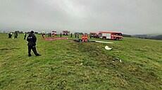 Pád ultralehkého letounu u Hanuovic na umpersku. Pilot pi nehod zahynul.