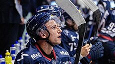 �eský úto�ník Jakub Vrána na st�ída�ce Linköpingu b�hem utkání �védské hokejové...