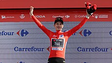 Dánský cyklista Jonas Vingegaard po vít�zství ve 20. etap� Vuelty pózuje také v...