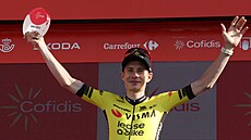 Dánský cyklista Jonas Vingegaard (Visma) na pódiu oslavuje vít�zství ve 20....