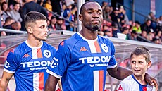 Quadri Adediran a �t�pán Harazim z Artisu Brno p�i nástupu.