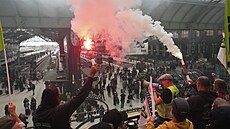 Ve Francii začaly protesty proti prezidentovi Macronovi, úsporným opatřením,...