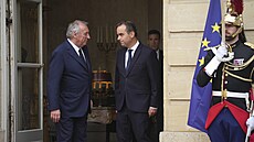 Nov jmenovaný francouzský premiér Sébastien Lecornu s odstupujícím premiérem...