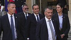 Nov jmenovaný francouzský premiér Sébastien Lecornu s odstupujícím premiérem...