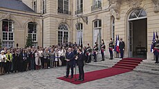 Nov jmenovaný francouzský premiér Sébastien Lecornu s odstupujícím premiérem...