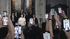 Náv�tevníci Baziliky Santa Maria Maggiore bojujú o najlep�í záber na nového...