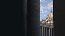 Bazilika svätého Petra spoza pilierov Vatikánu.