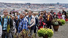 Stovky lidí ekaly v od brzkého rána ve front ped vstupem do Vladislavského...