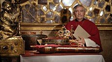 Klíníci vyzvedli z Korunní komory svatovítské katedrály korunovaní klenoty....