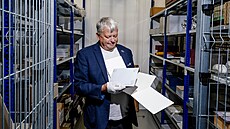 Jií Kesan z oddlení fond nestátní provenience a archivních sbírek ukazuje...