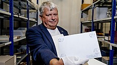 Jií Kesan z oddlení fond nestátní provenience a archivních sbírek ukazuje...