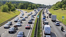 Tisíce aut jezdí po dálnici na�erno. Policie chce, aby pokuty chodily...